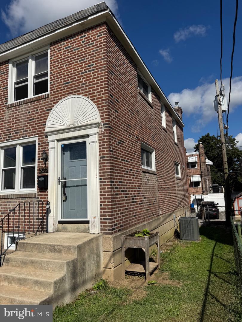 323 Spruce St Property Photo 4