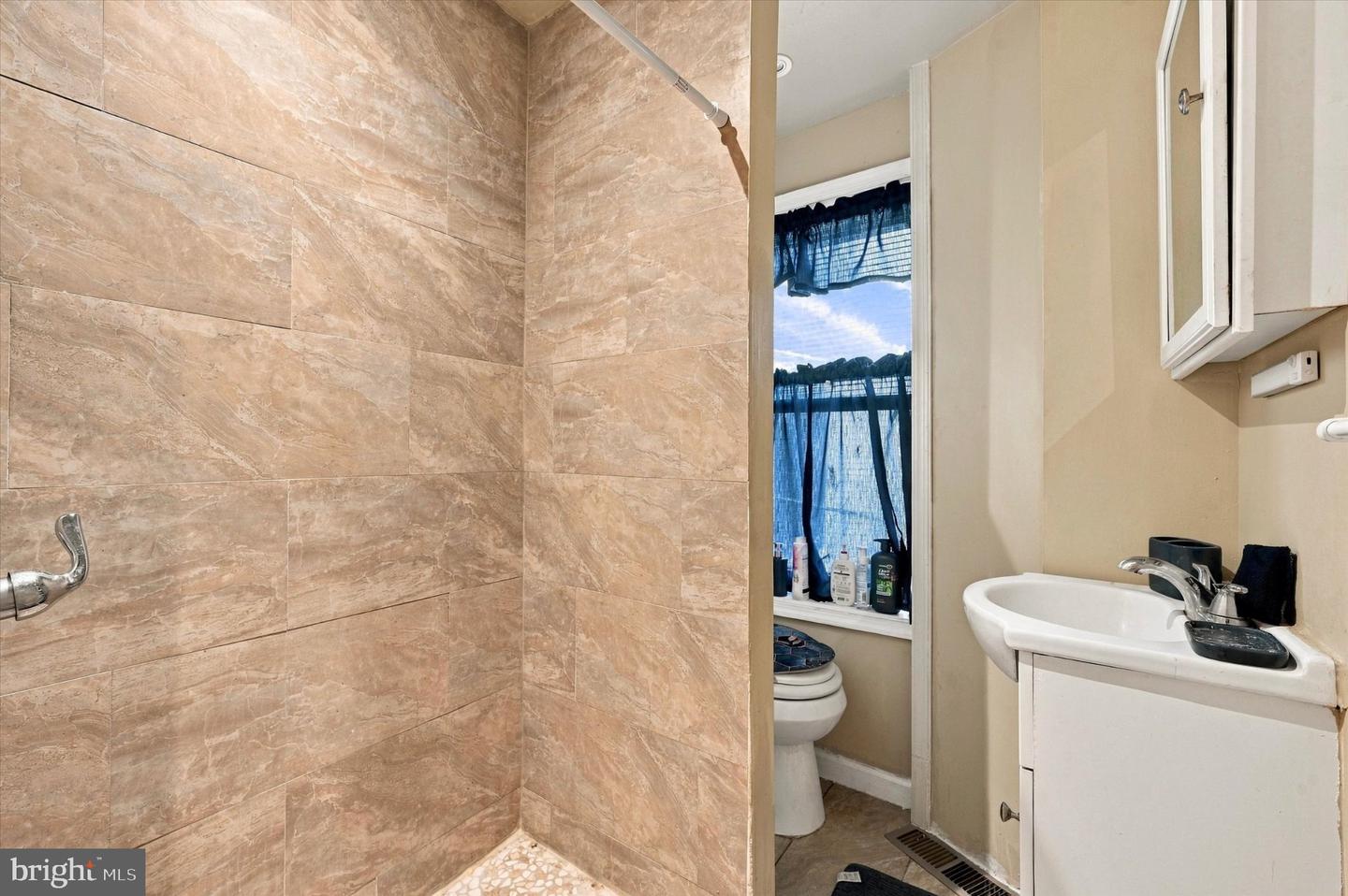 215 E 13th Property Photo 11