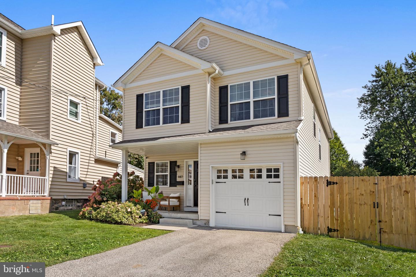 887 Penn St Property Photo 1