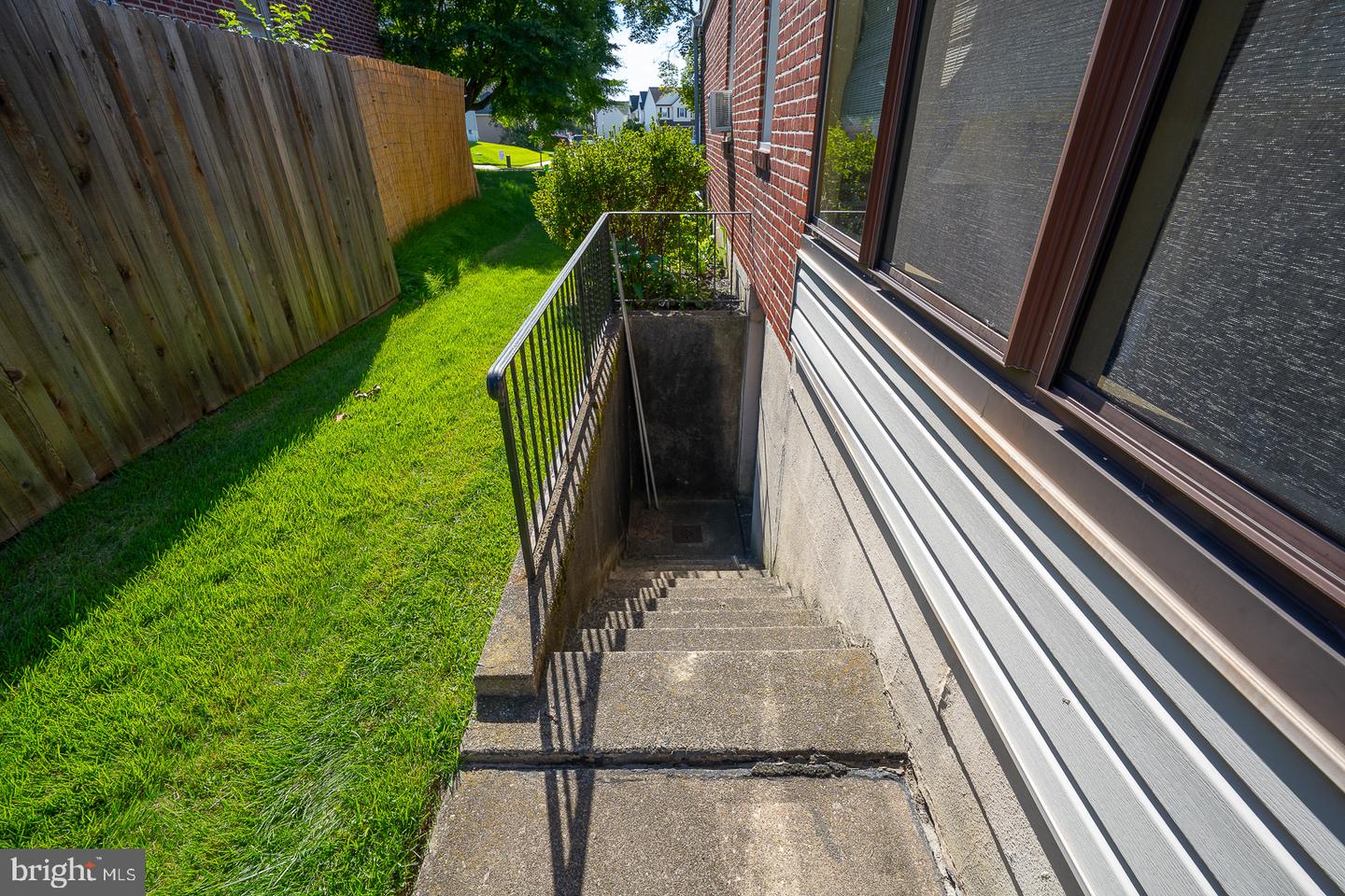 1907 Armstrong Ave Property Photo 39