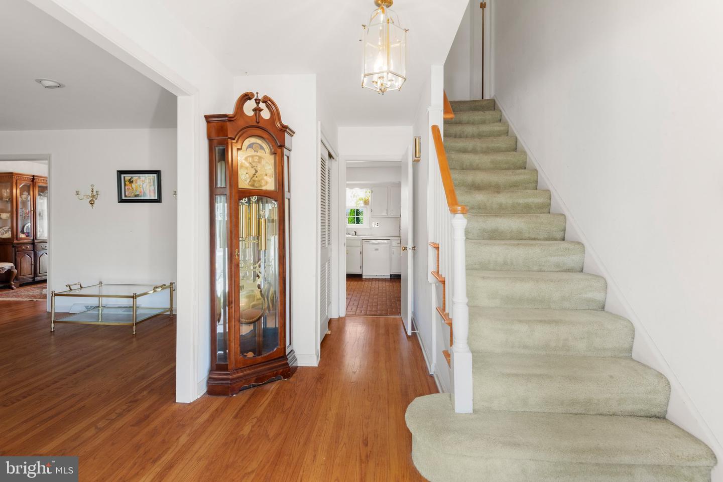 5 Grant Ln Property Photo 3
