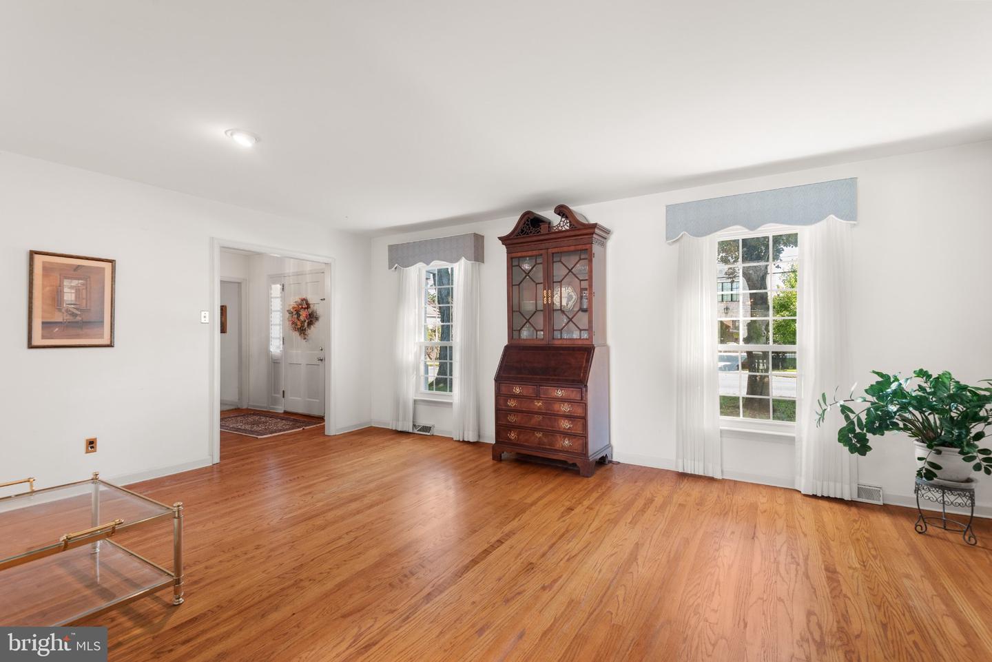 5 Grant Ln Property Photo 8
