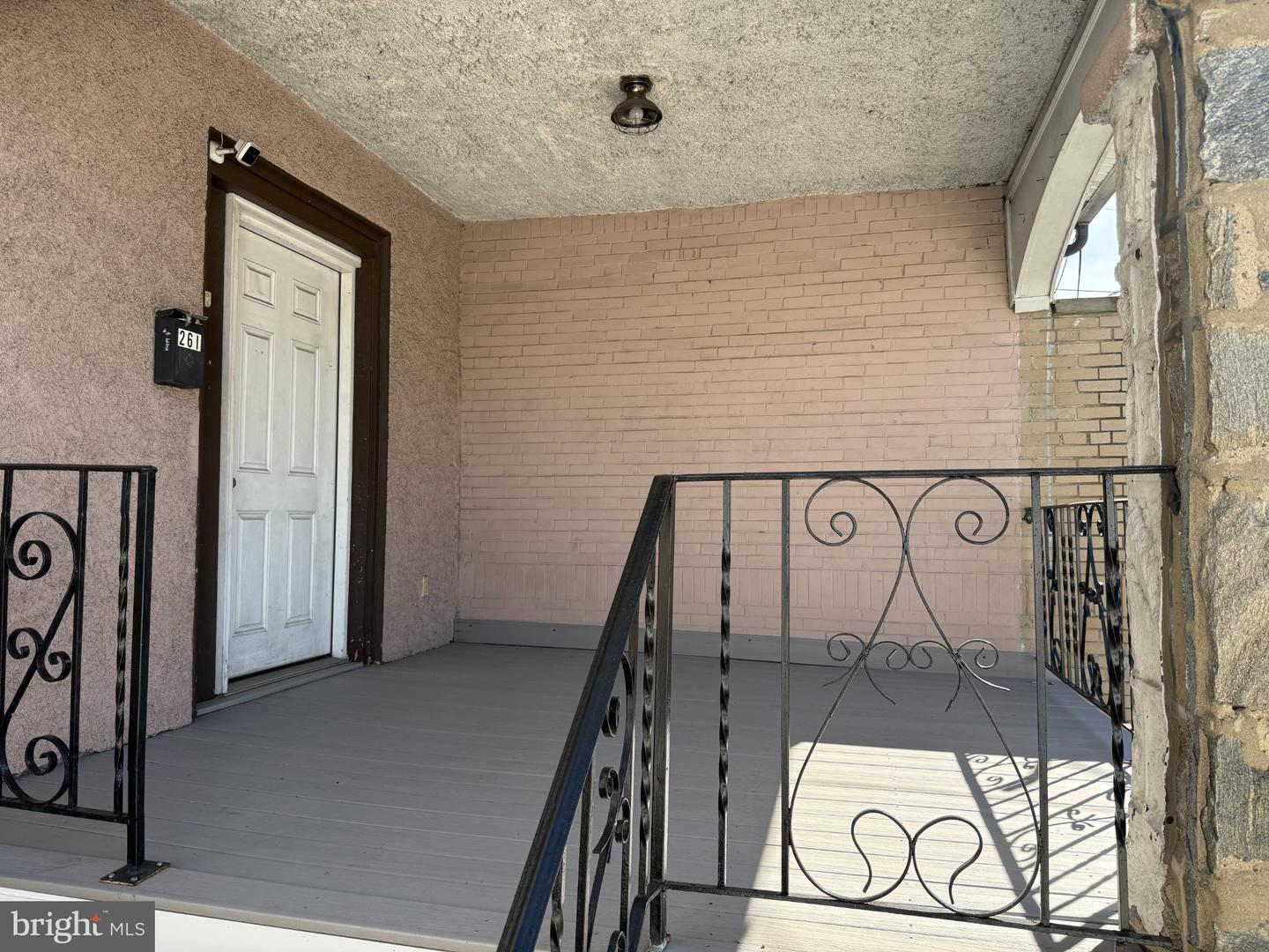 261 LONG LN Property Photo 1