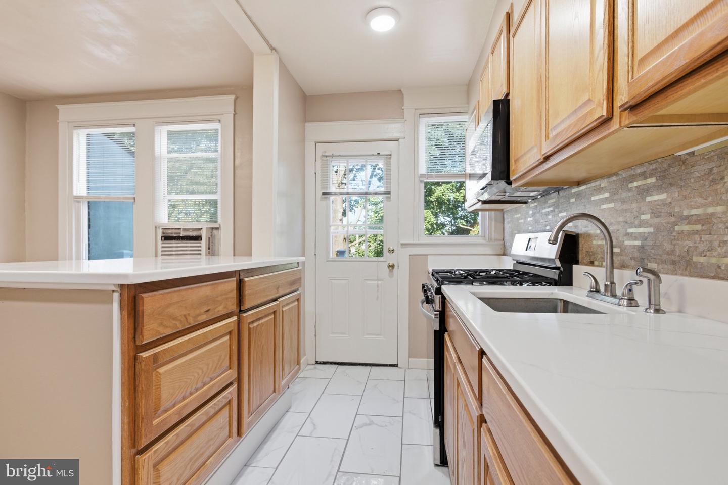 320 Highland Ave Property Photo 10
