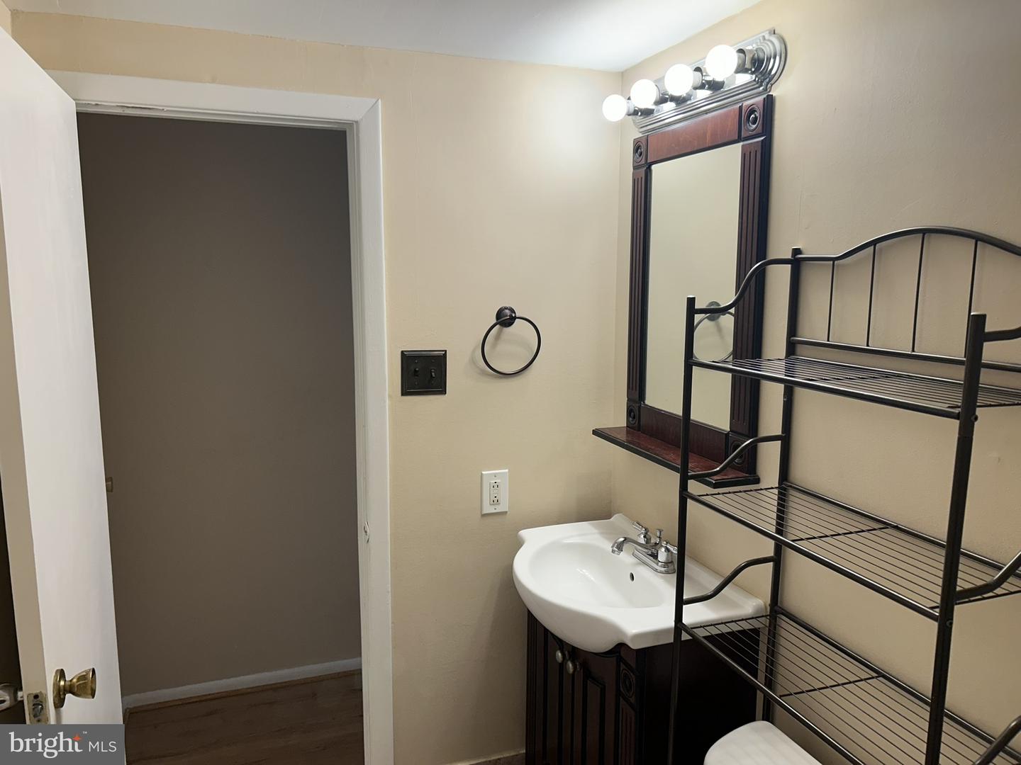 33 W Chester Pike #e8 Property Photo 42