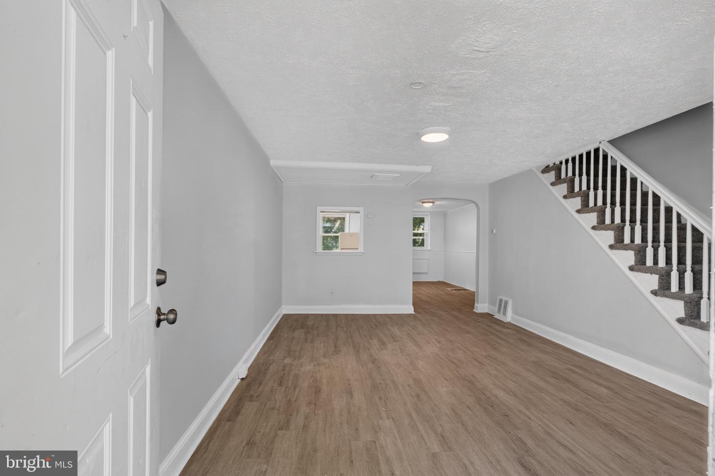 243 W 22nd St #a Property Photo 5