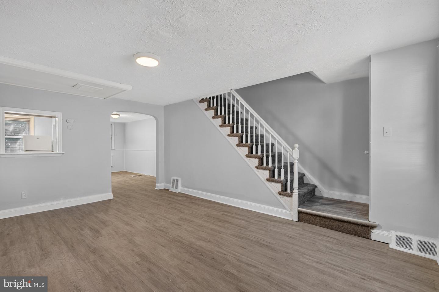 243 W 22nd St #a Property Photo 6