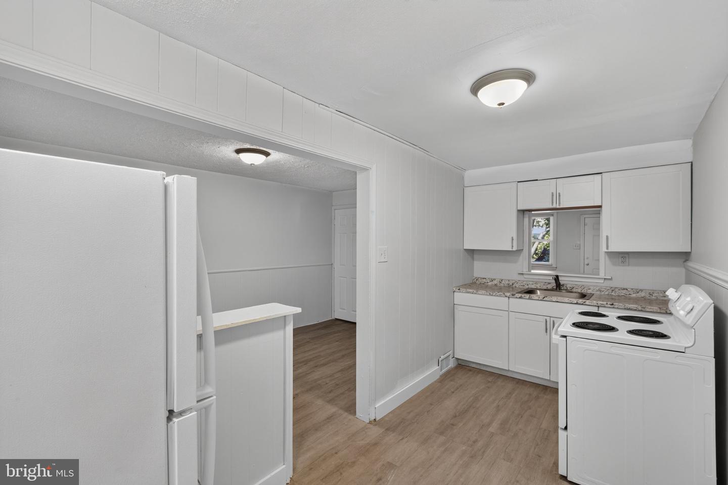 243 W 22nd St #a Property Photo 8
