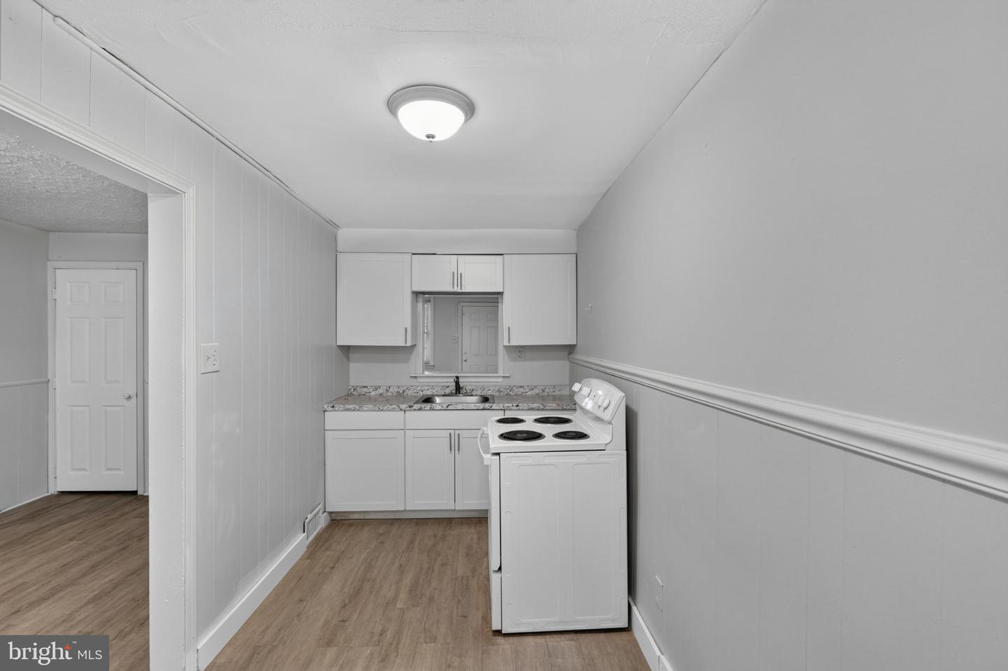 243 W 22nd St #a Property Photo 9