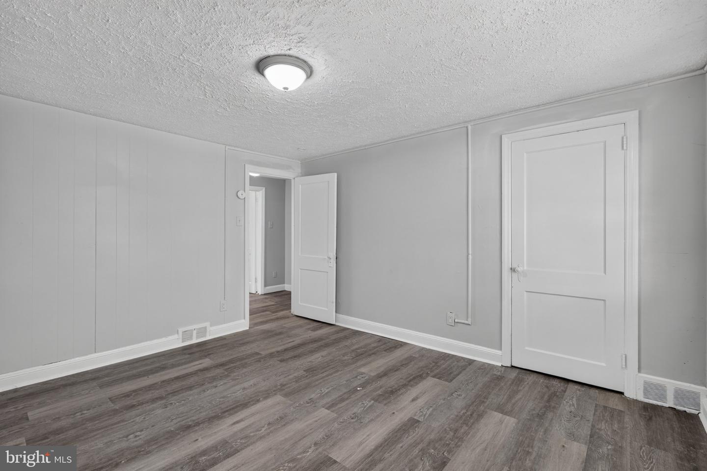 243 W 22nd St #a Property Photo 18
