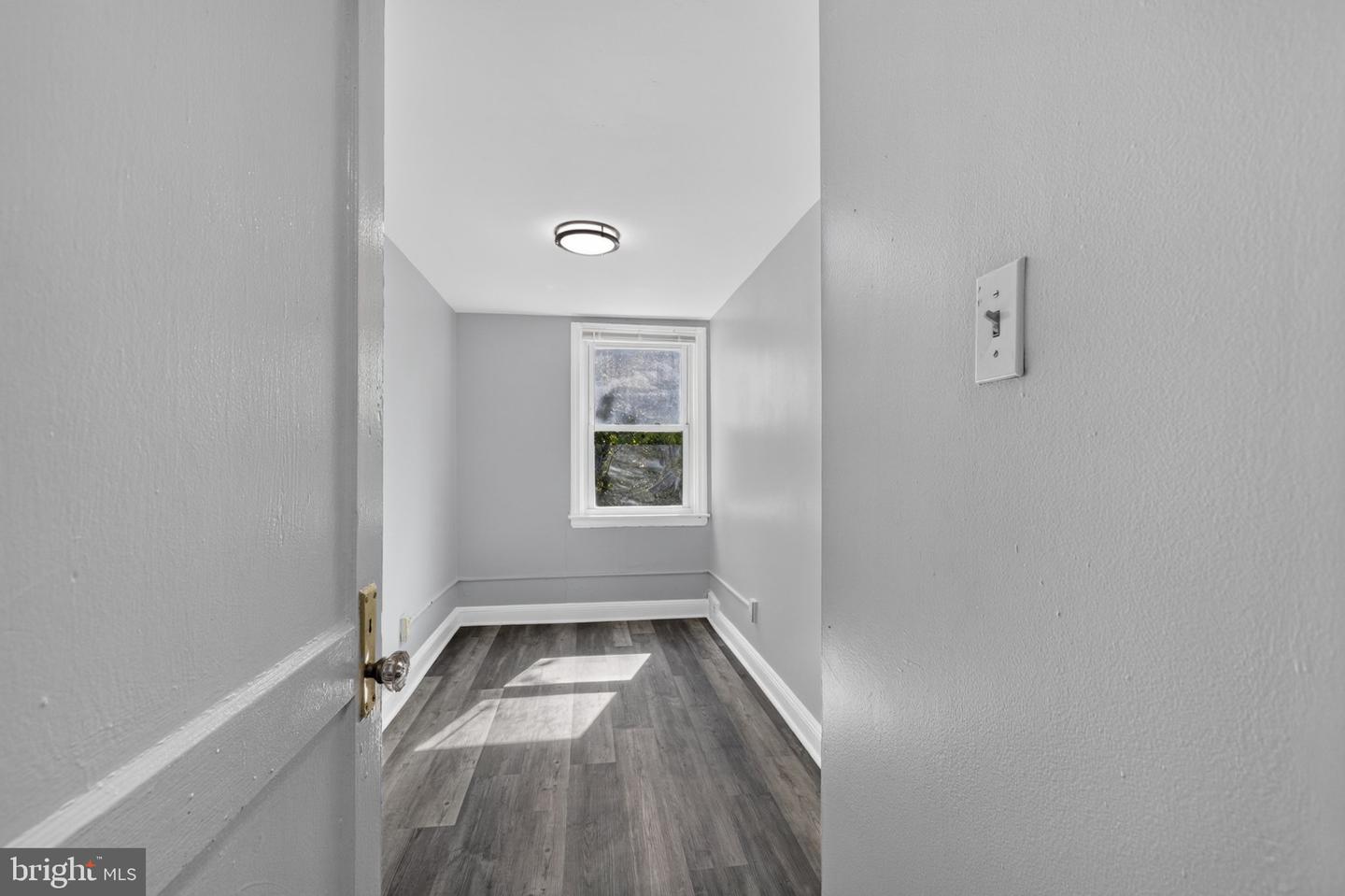 331 W 21st St Property Photo 14