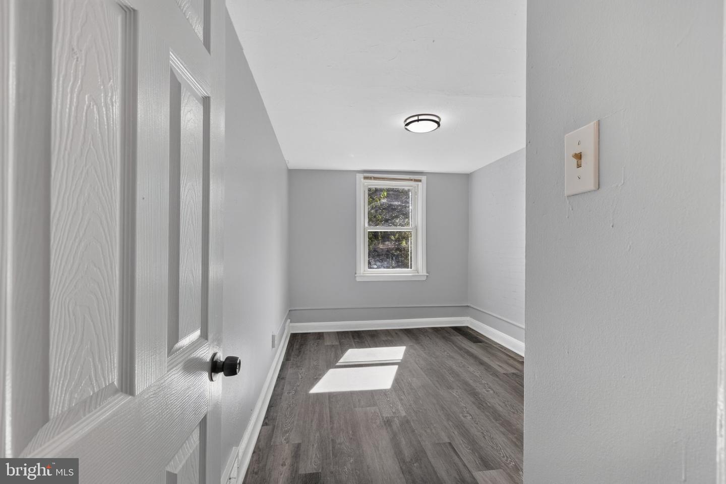 331 W 21st St Property Photo 15