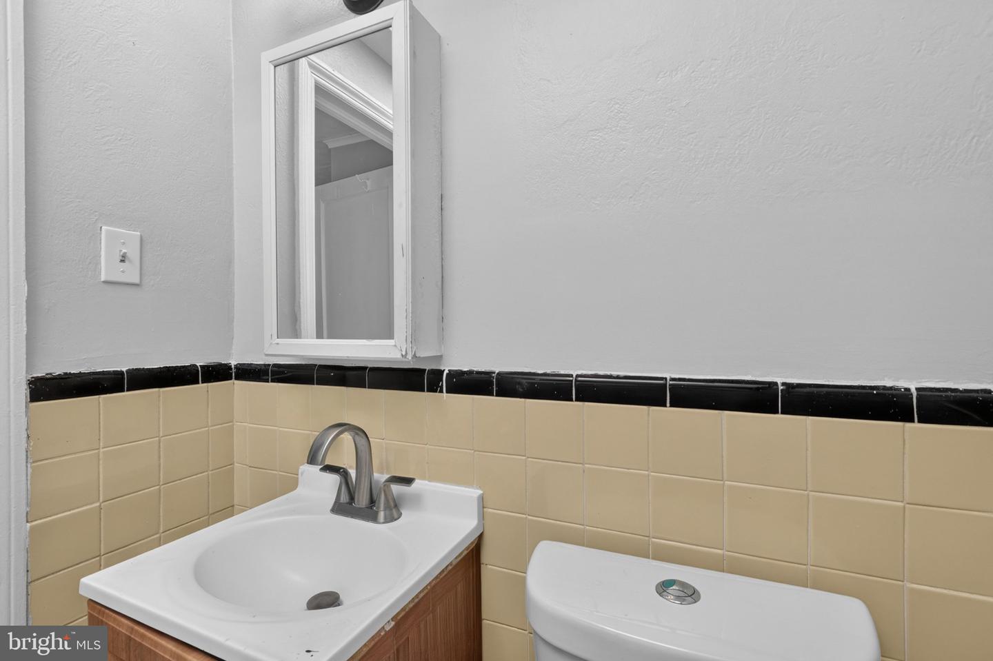 331 W 21st St Property Photo 19