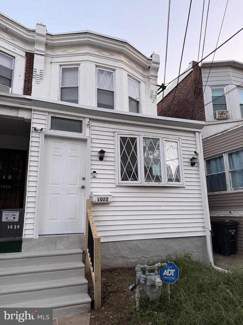1022 Lawrence Ave Property Photo 1