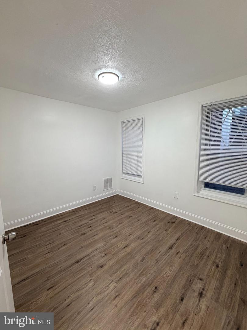 1022 Lawrence Ave Property Photo 11