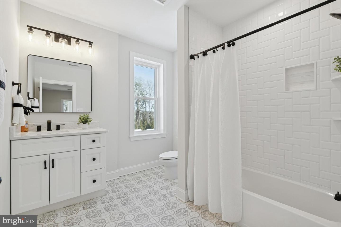 PADE2124396 Property Photo 25