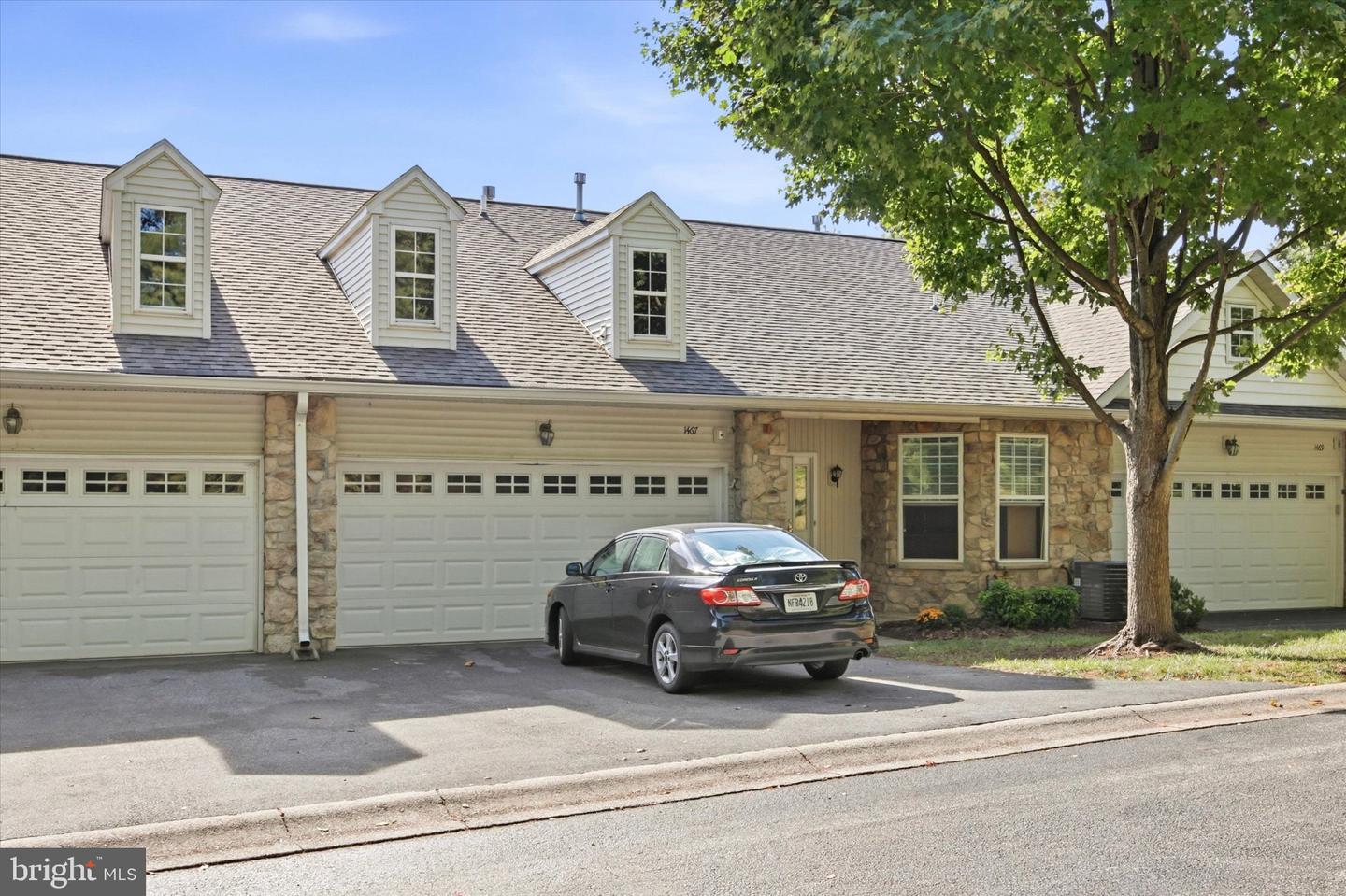 1467 Country Club Dr Property Photo 3