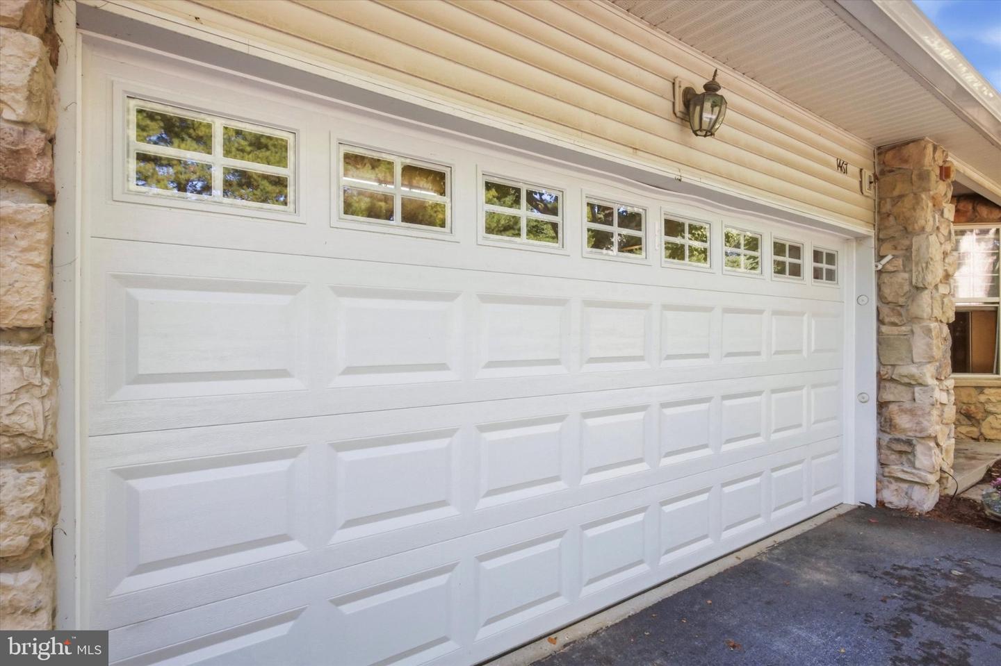 1467 Country Club Dr Property Photo 4