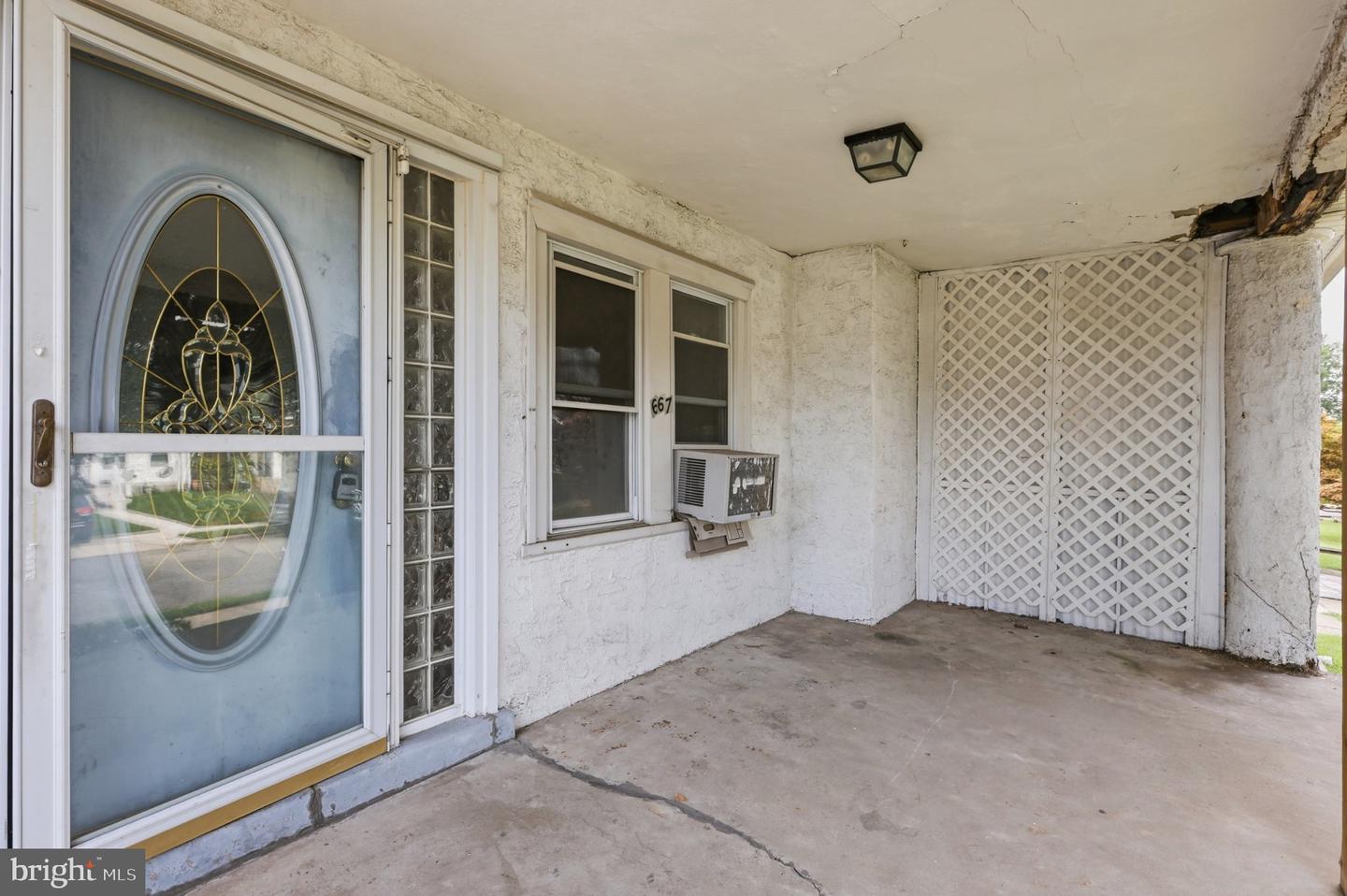 667 Rose St Property Photo 3