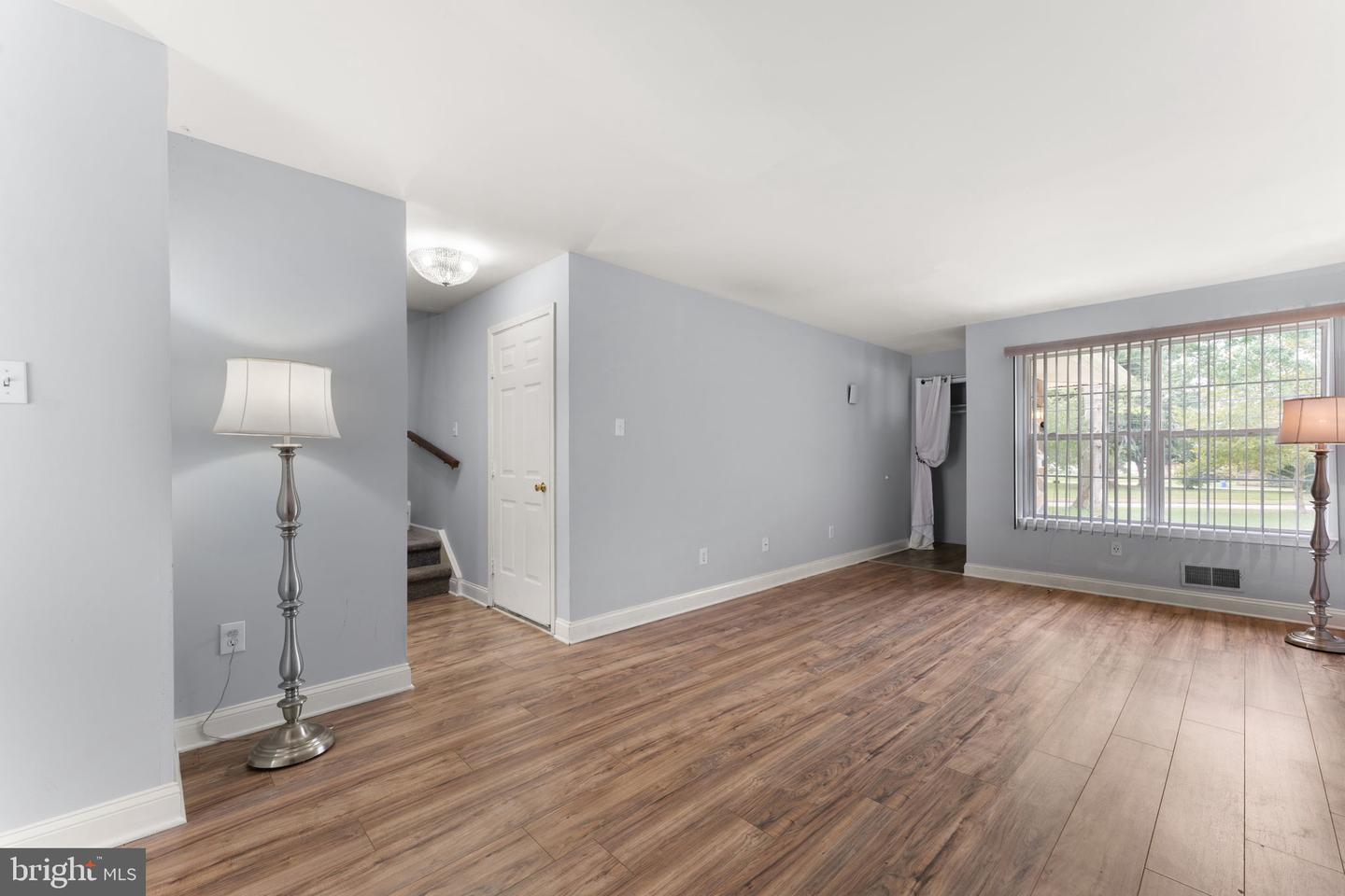 127 E Winona Ave Property Photo 3