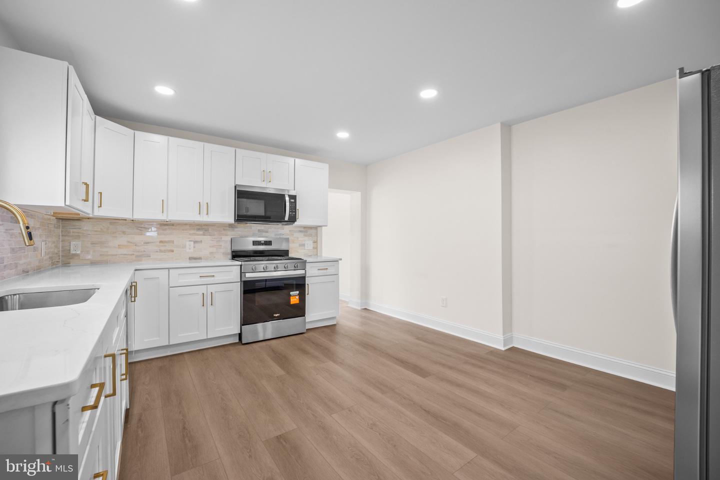 19 W 9th St Property Photo 8