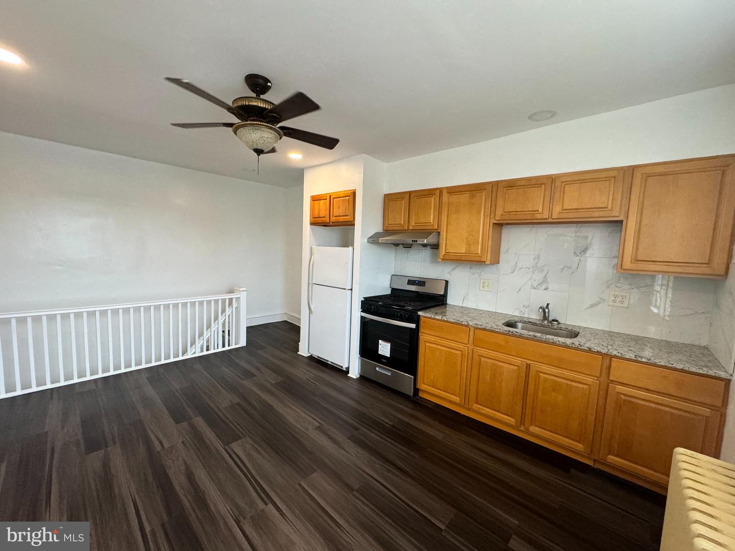 98 Lamport Rd #2 Property Photo 3