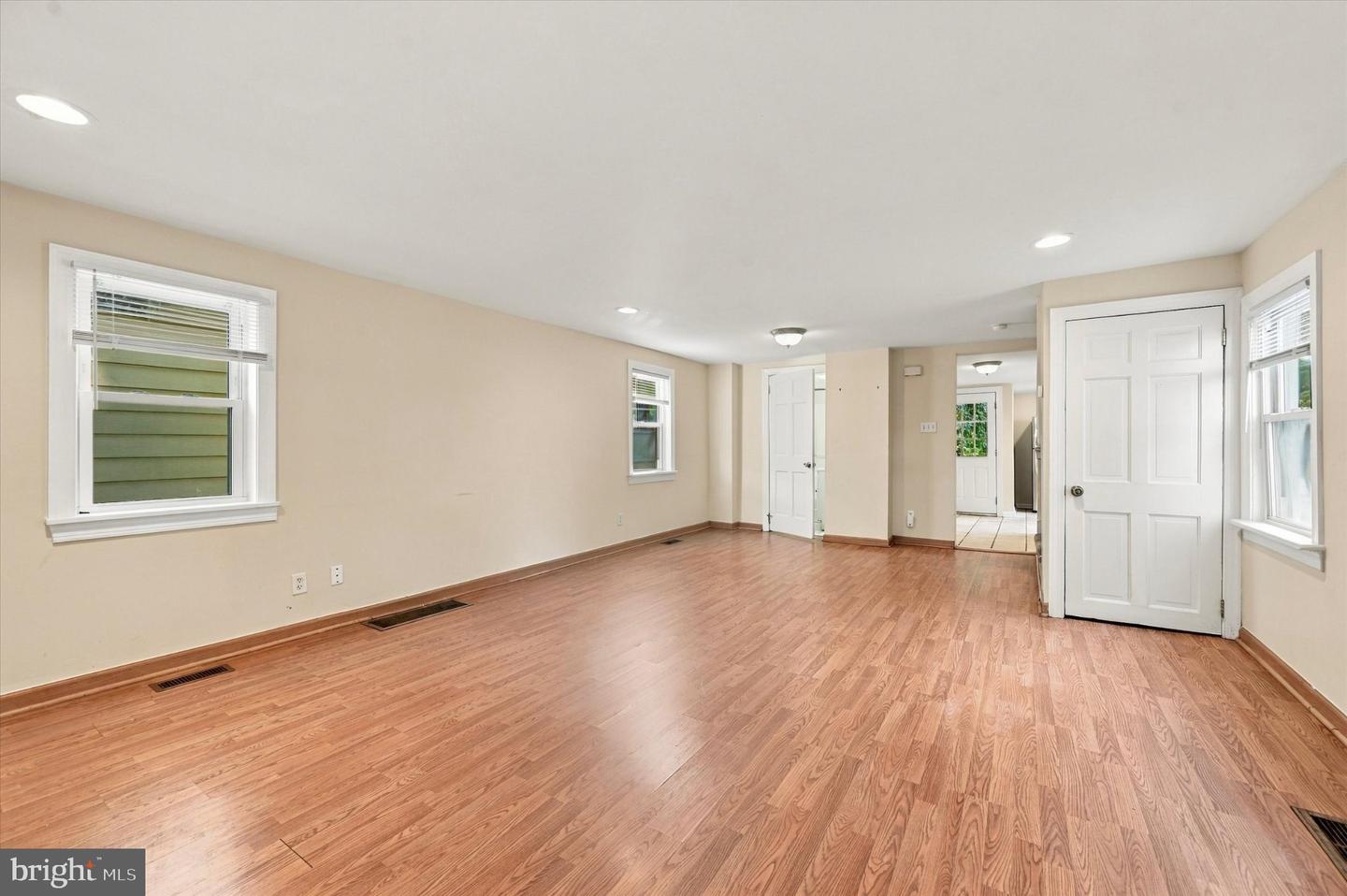 225 Brook St Property Photo 2