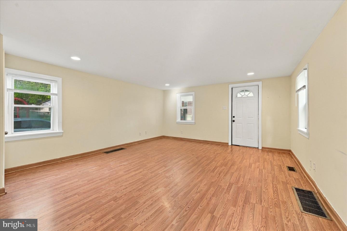 225 Brook St Property Photo 4