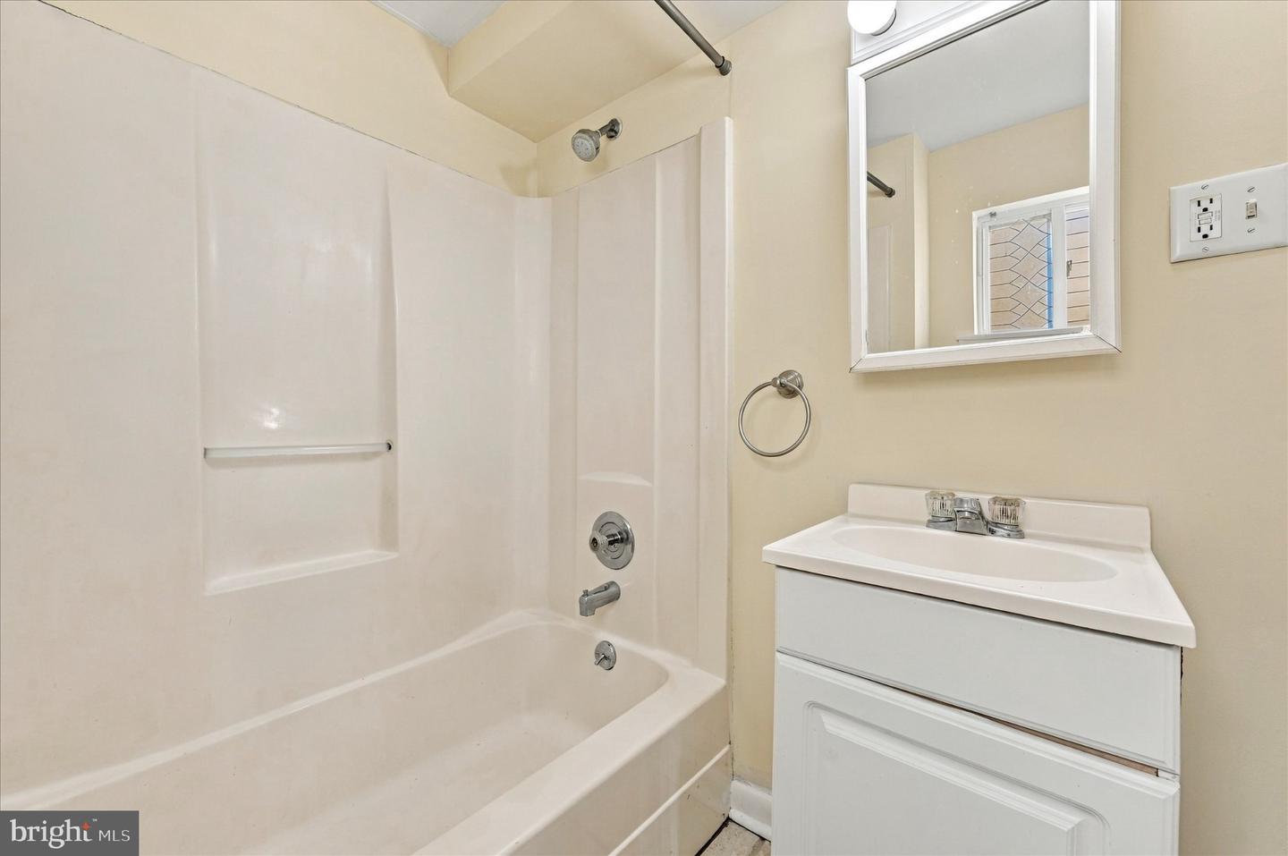 225 Brook St Property Photo 5
