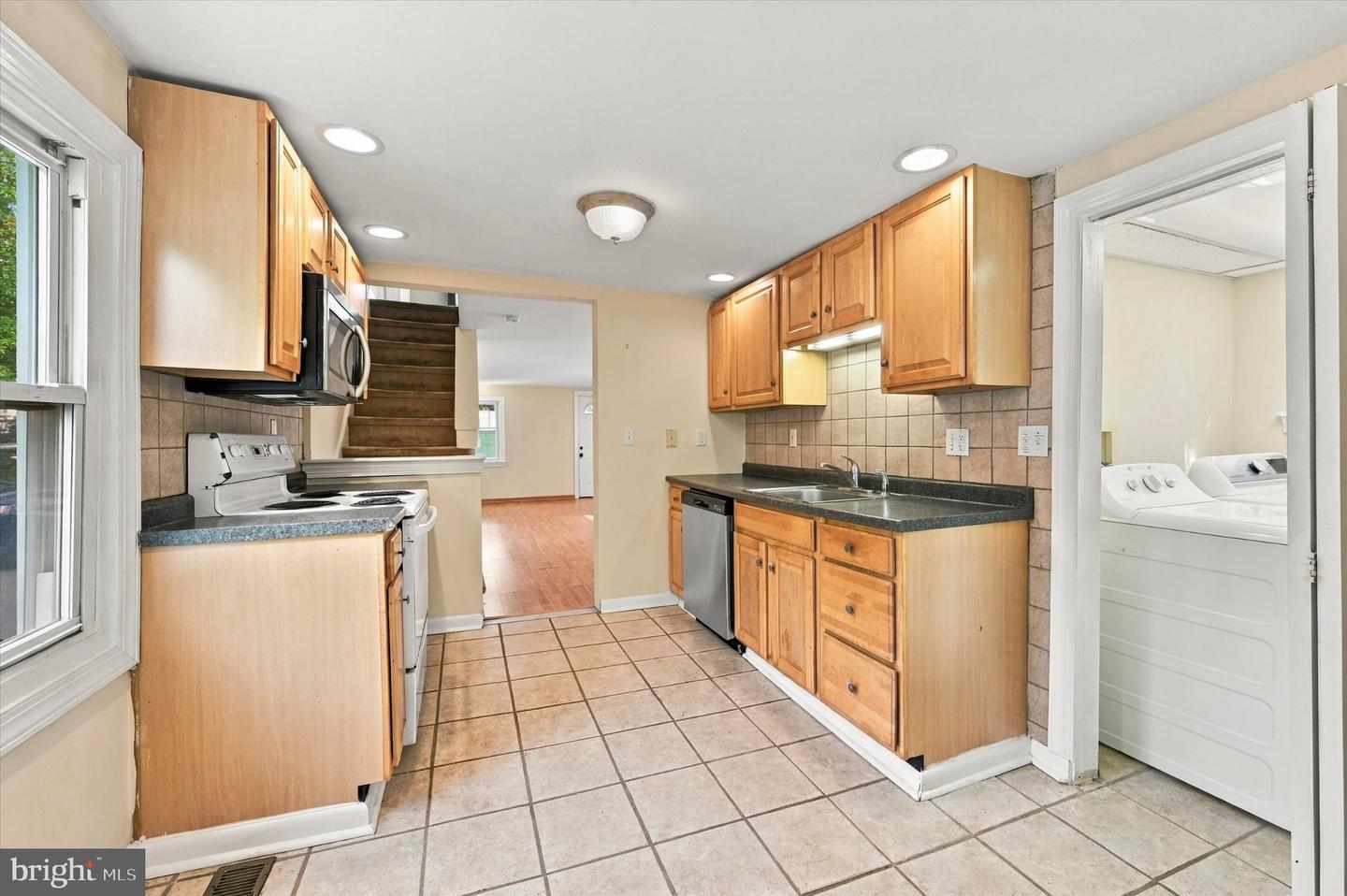 225 Brook St Property Photo 7