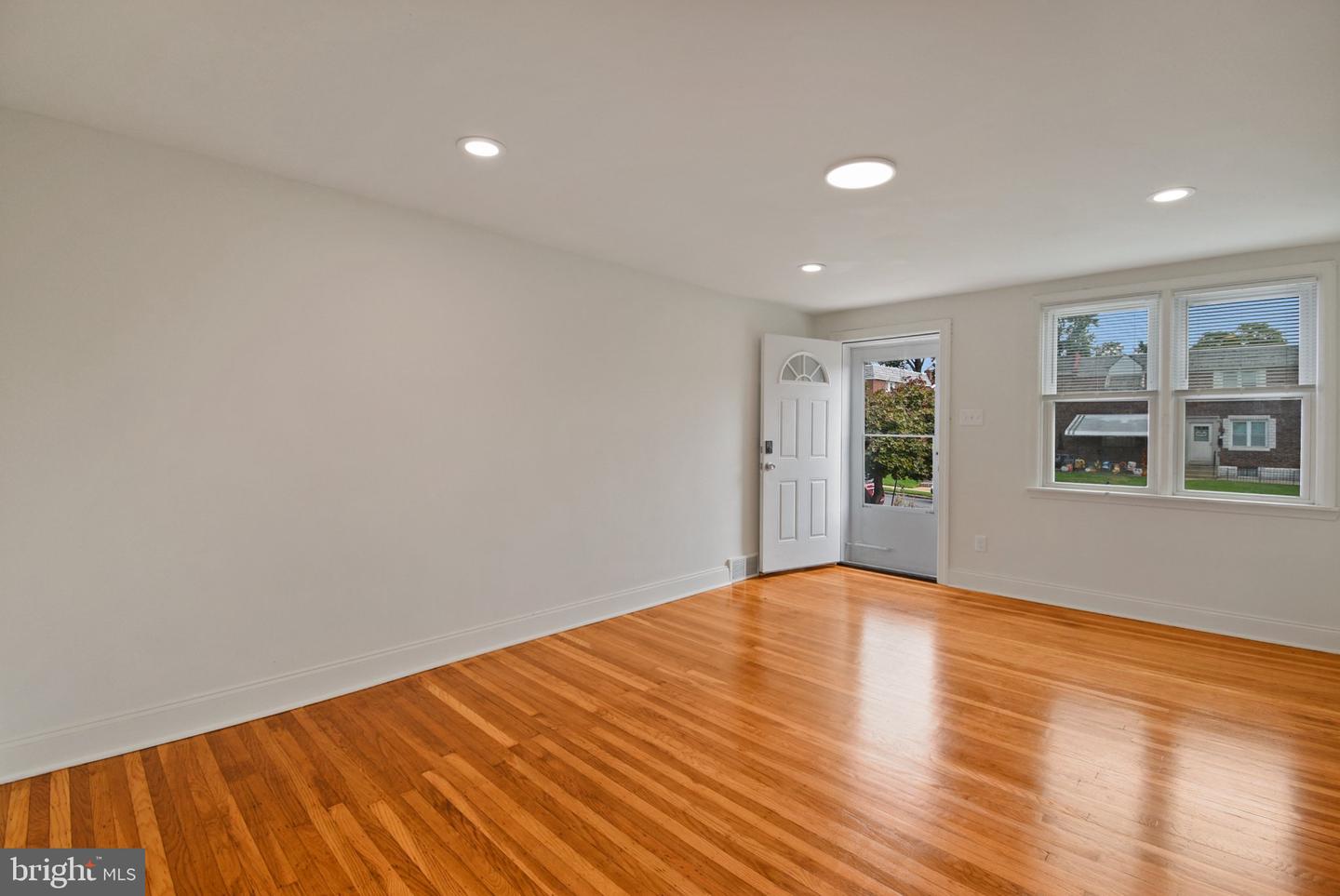714 Surrey Ln Property Photo 3