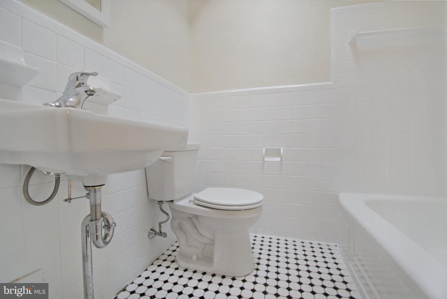 714 Surrey Ln Property Photo 9
