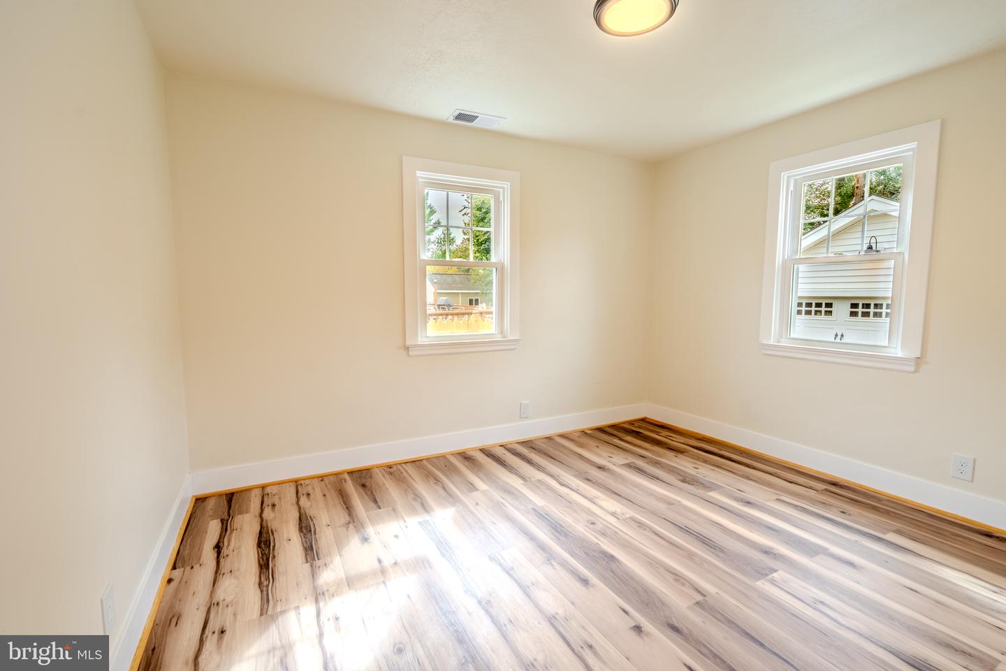 1336 Warren Ave Property Photo 11