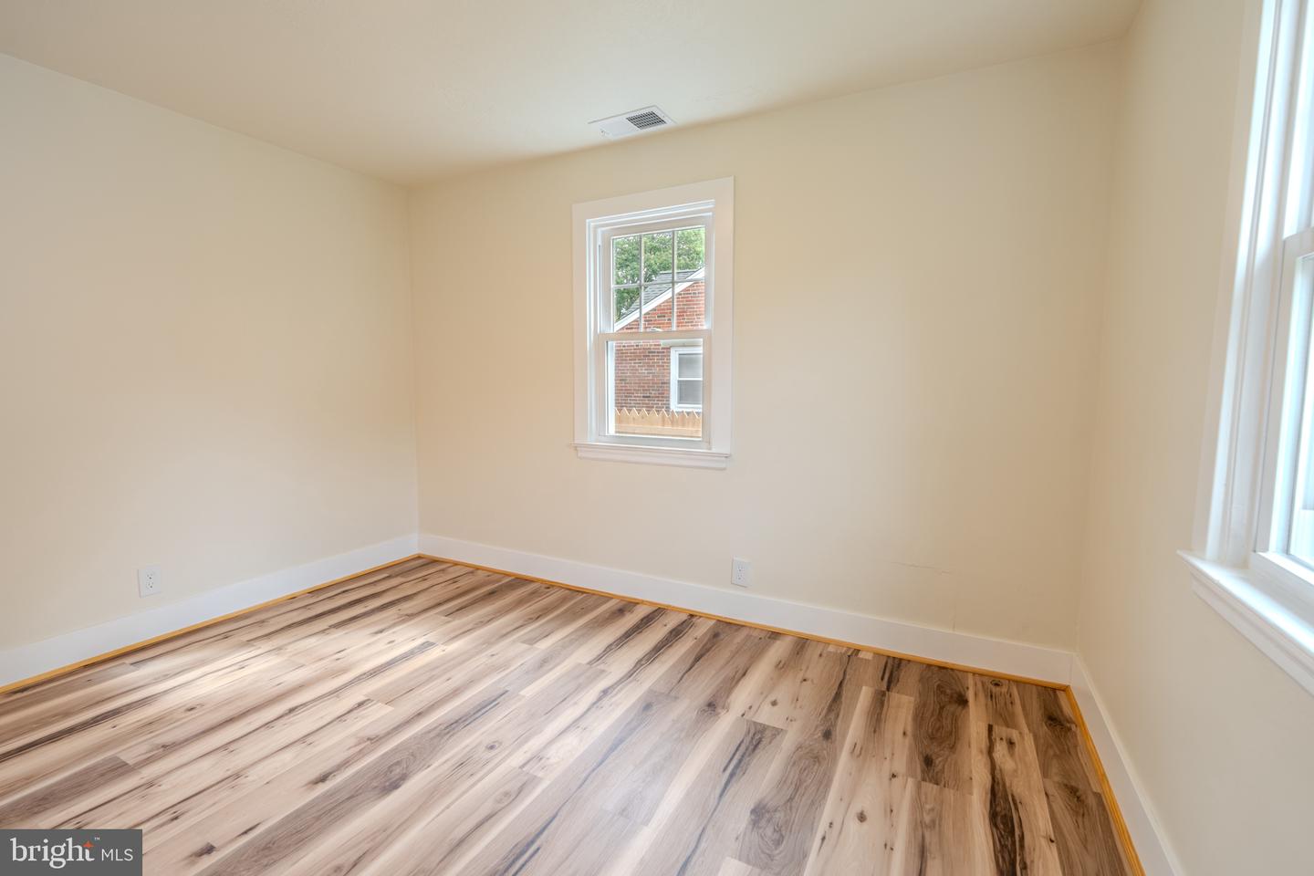 1336 Warren Ave Property Photo 15