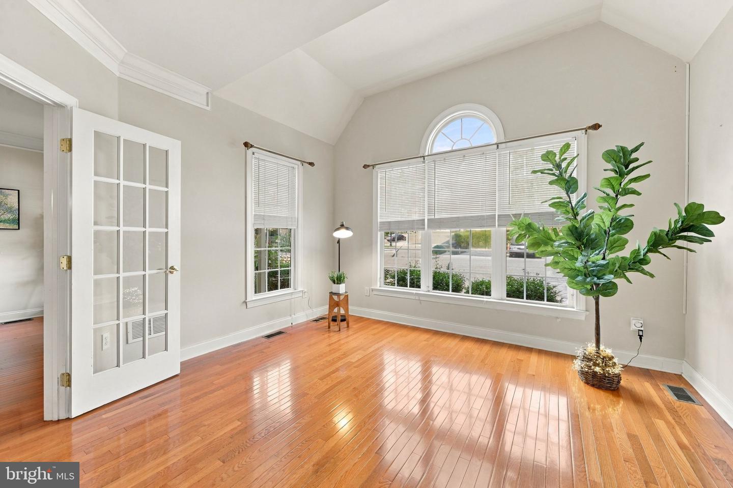 120 Victoria Sq Property Photo 8