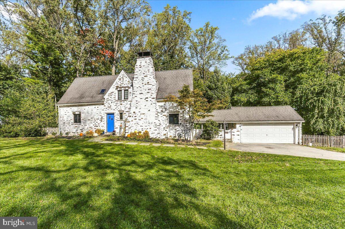 900 TWYCKENHAM RD Property Photo 1