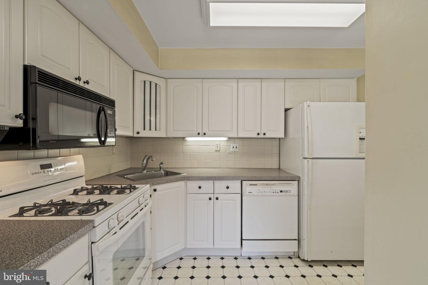 700 Ardmore Ave #302 Property Photo 17