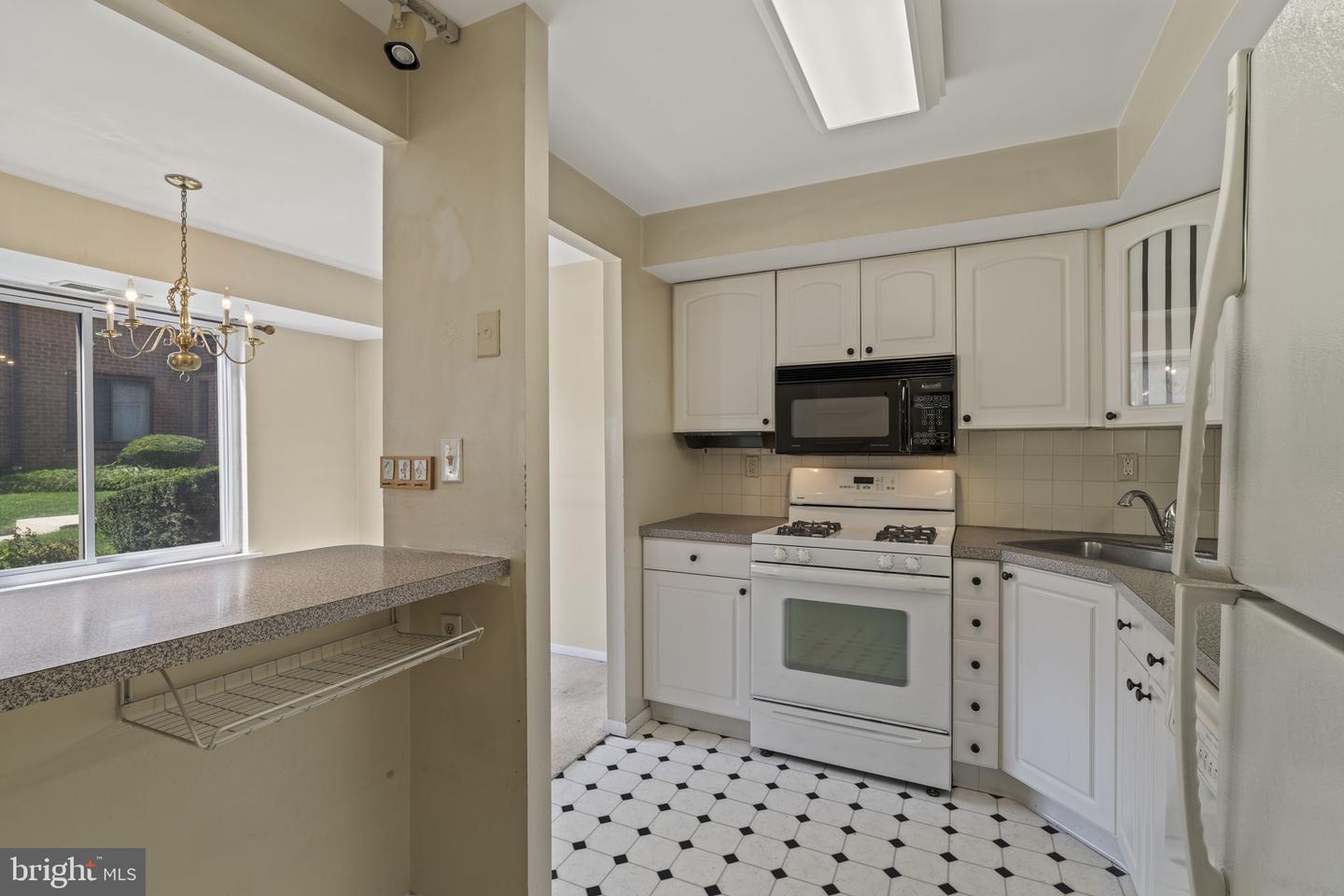 700 Ardmore Ave #302 Property Photo 19