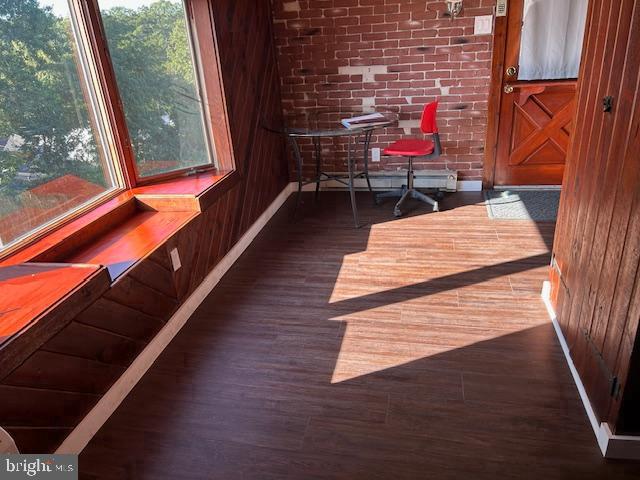 319 W 2nd St #3rd Floor Property Photo 6