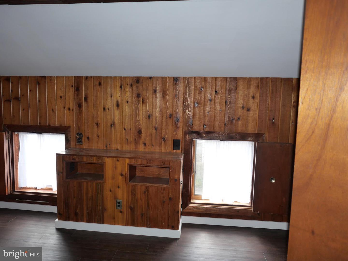 319 W 2nd St #3rd Floor Property Photo 11