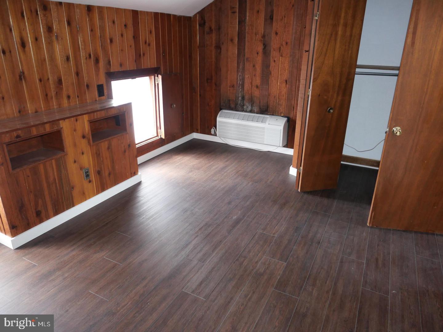 319 W 2nd St #3rd Floor Property Photo 12
