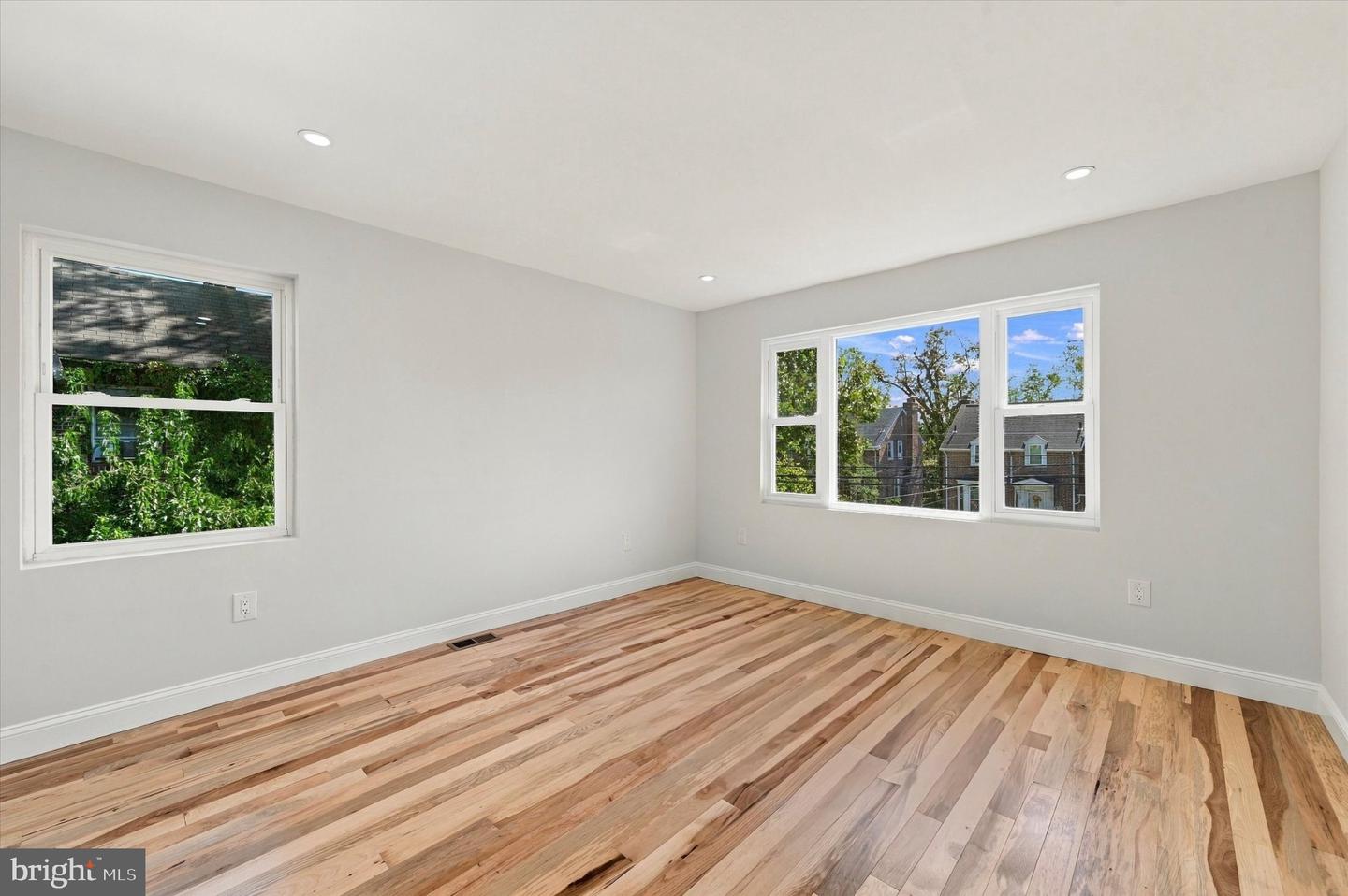 4709 Woodland Ave Property Photo 10