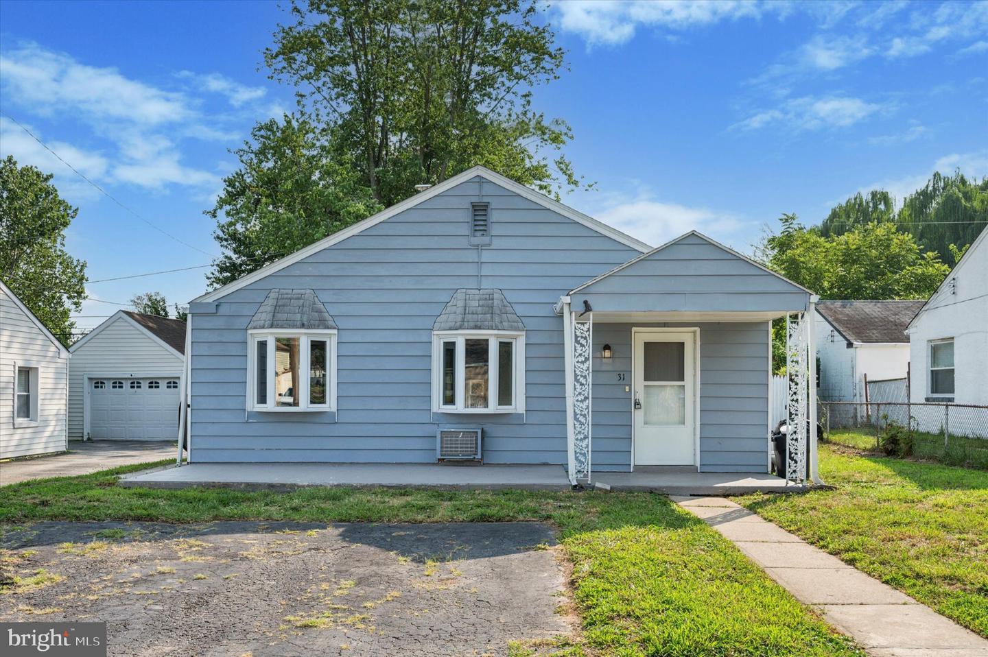 31 SCARLET AVE Property Photo 1