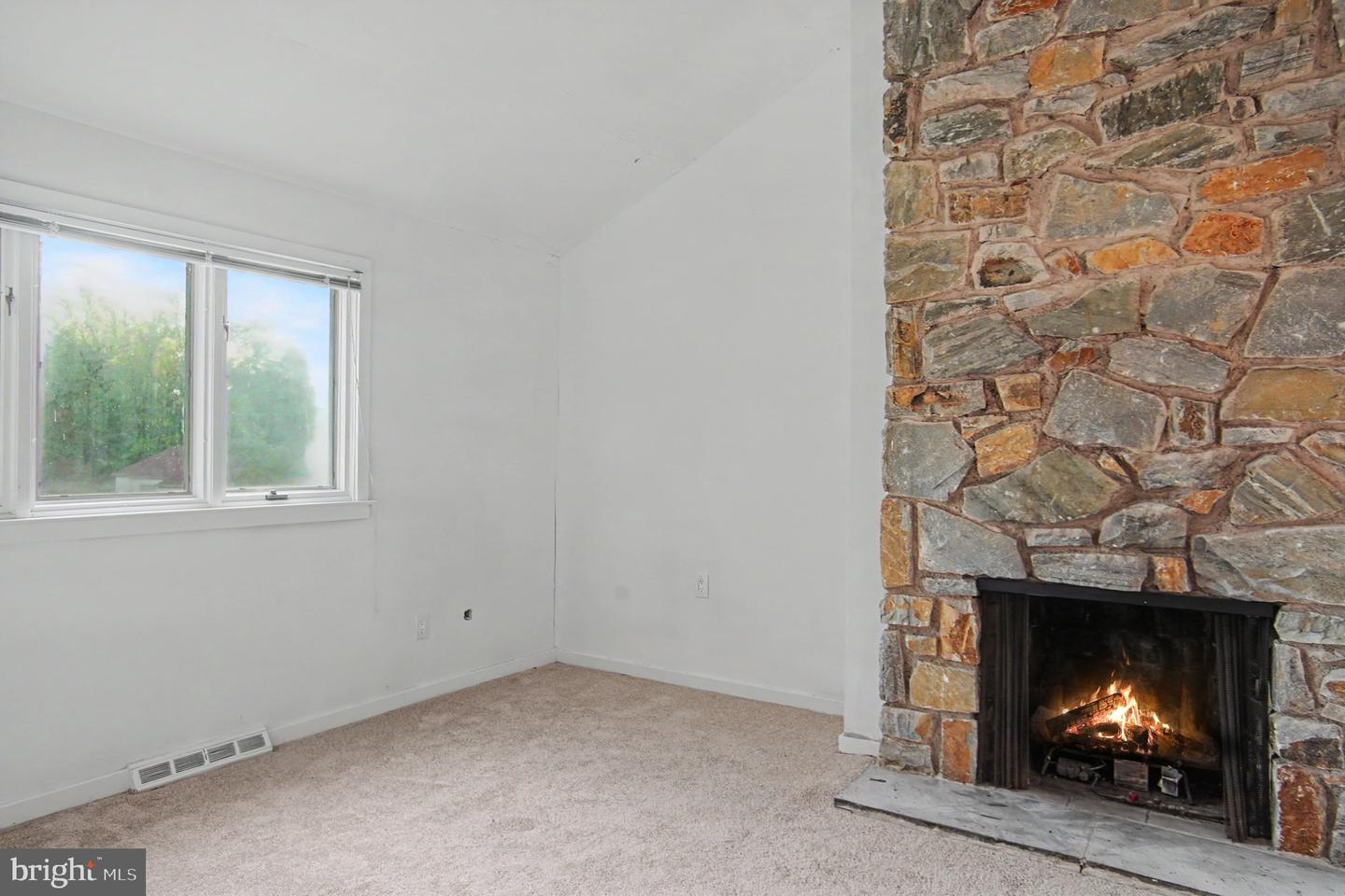 3 Harvey Ln Property Photo 3