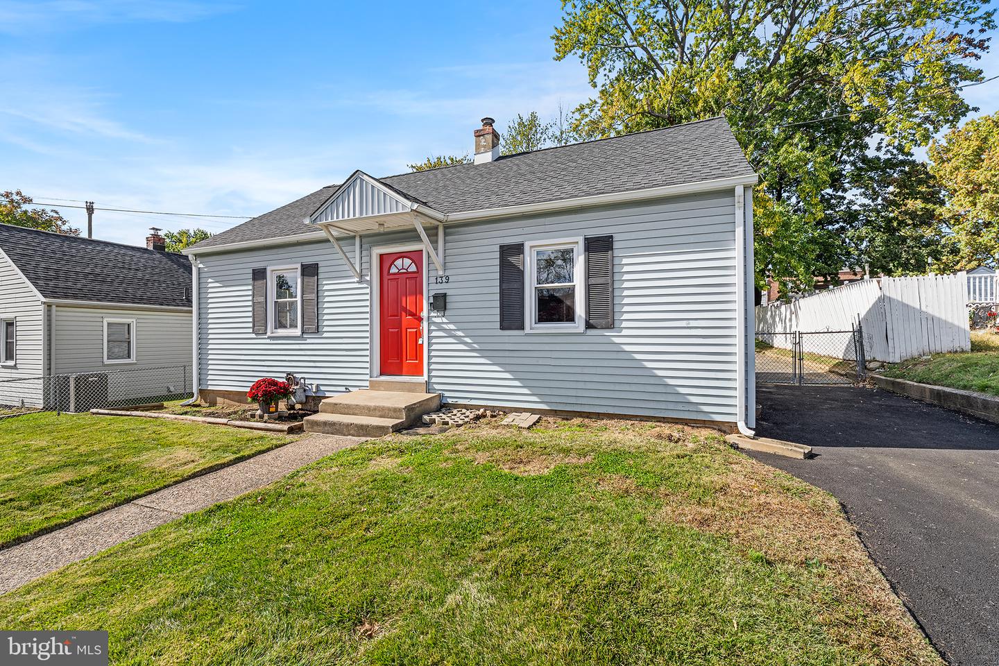 139 HENDERSON AVE Property Photo 1