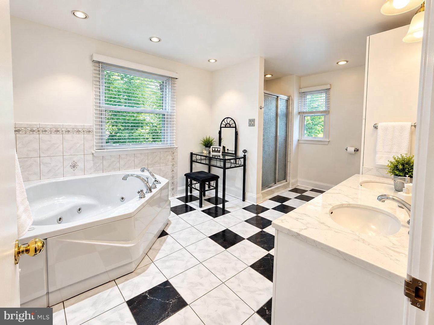 10 Cobblestone Ln Property Photo 15