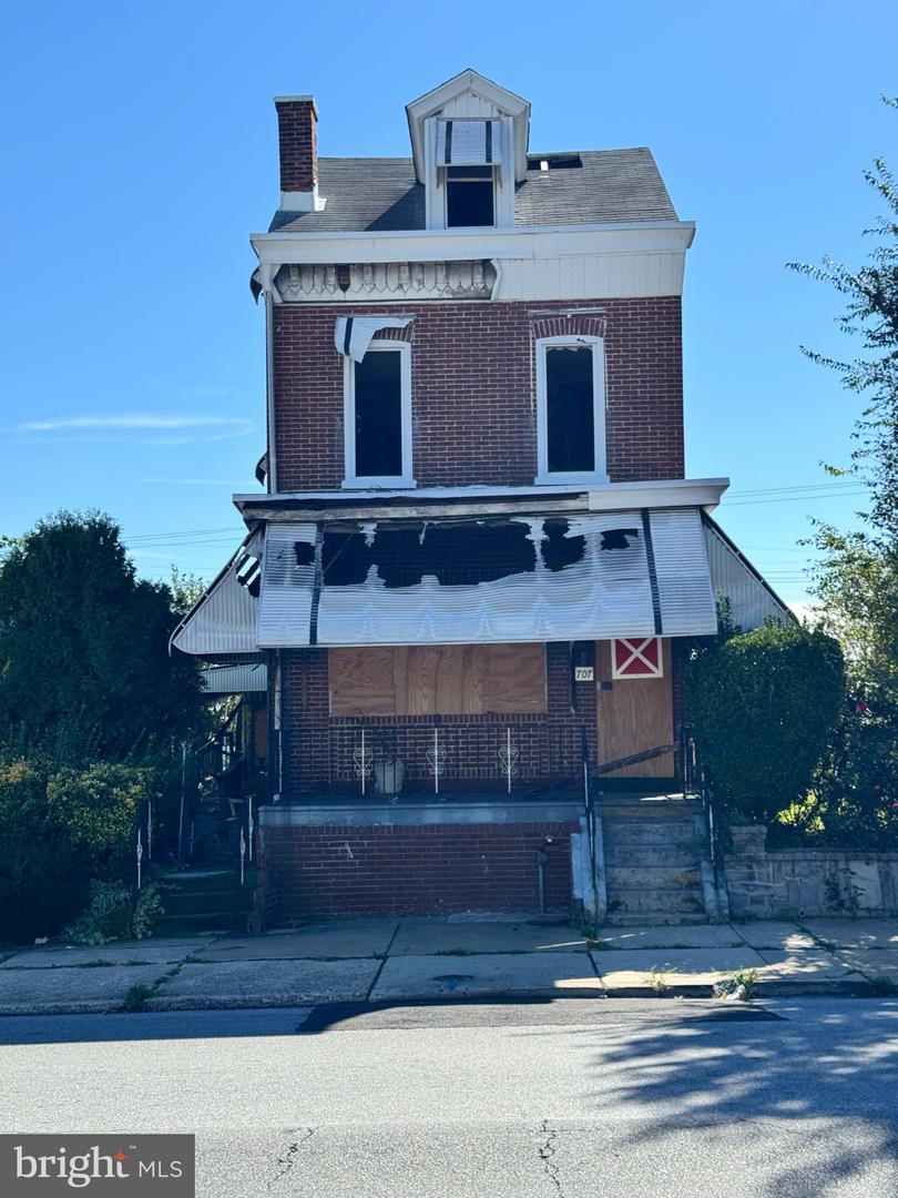707 W 7th St Property Photo 1