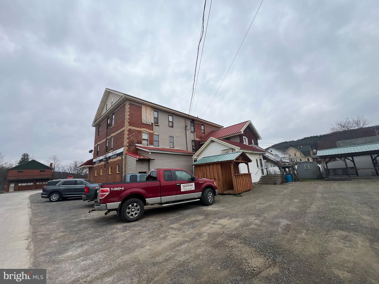 215 Clarion St Property Photo 5