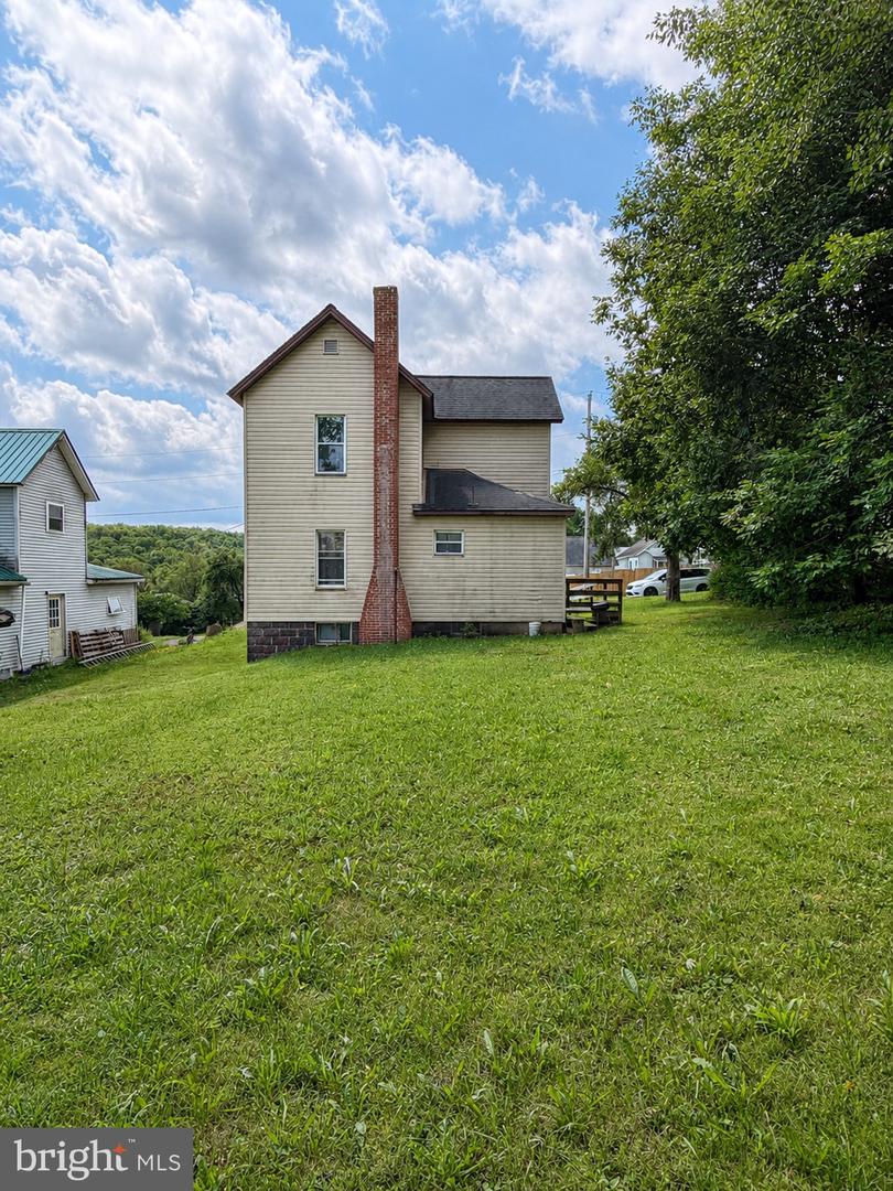 166 Ohio Ave Property Photo 5