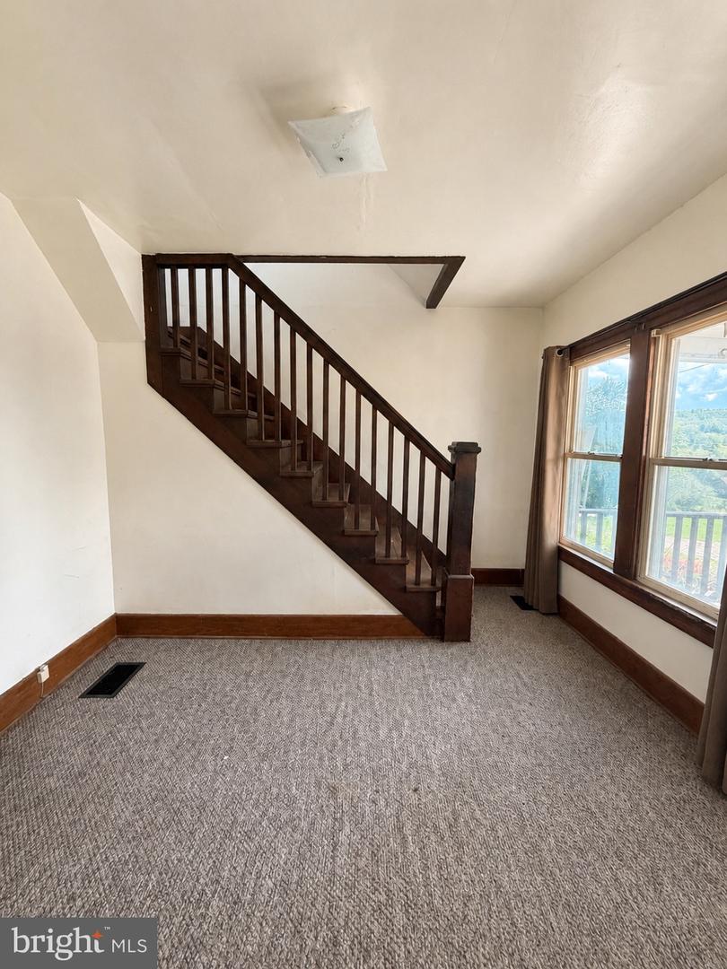 166 Ohio Ave Property Photo 6